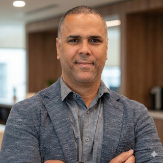 Foto de Cezar Santos, fundador da All2Data e idealizador do Chat2Law